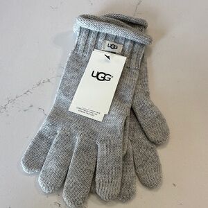 UGG women’s Gray tech Knit Gloves. NEW. NWT.  One size
